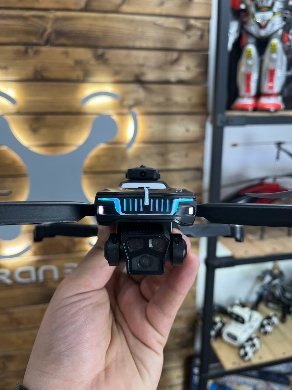 اسباب بازی پروازی اورجینال QUADCOPTER | مجهز به سیستم سنسور OAS، موتور براشلس، گیمبال تکمحوره و ریموت کنترل مانیتوردار
