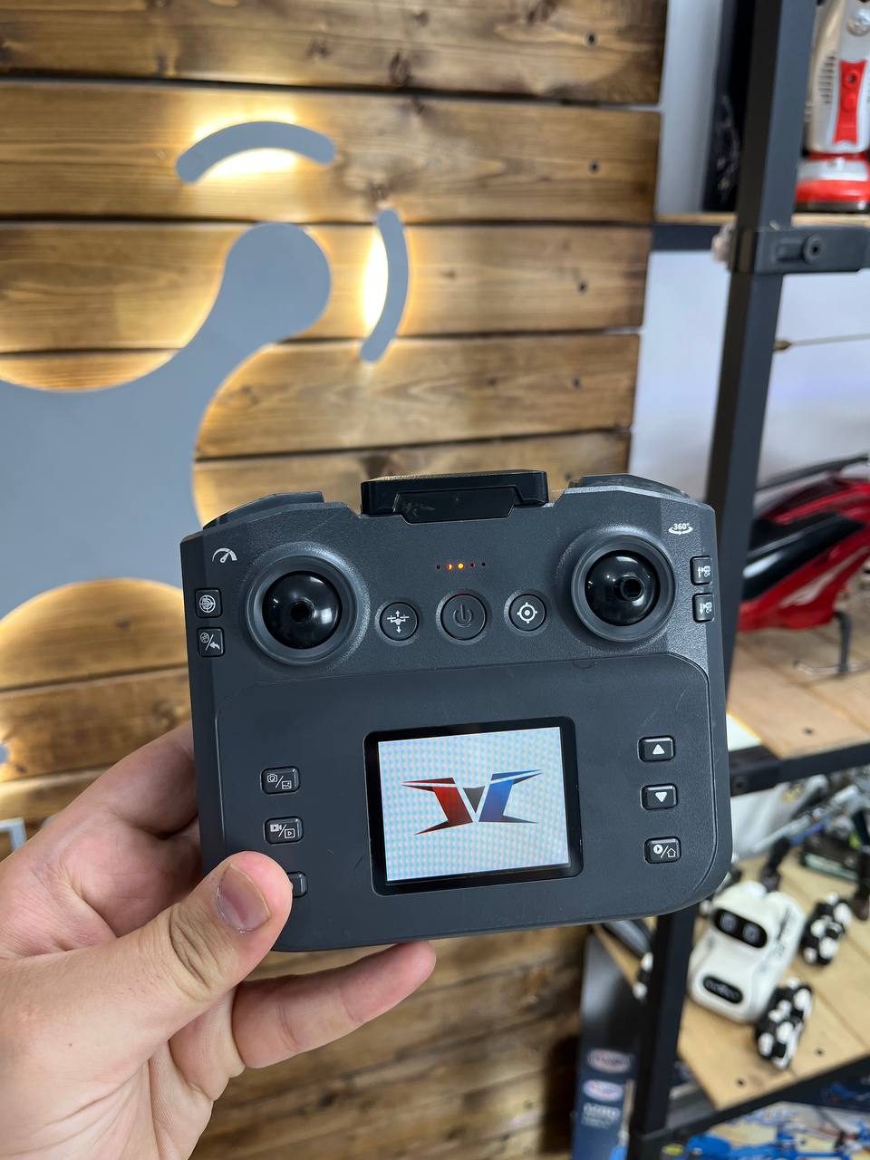 اسباب بازی پروازی اورجینال QUADCOPTER | مجهز به سیستم سنسور OAS، موتور براشلس، گیمبال تکمحوره و ریموت کنترل مانیتوردار